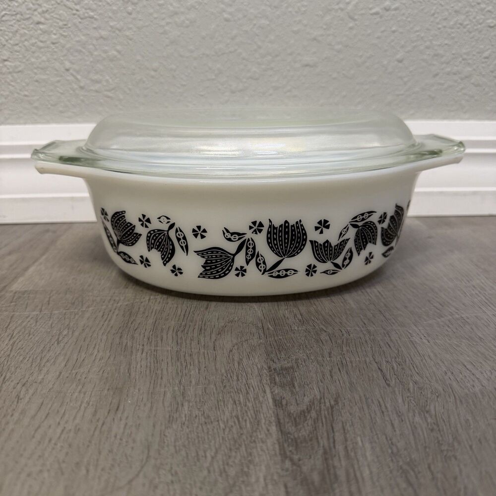 Vintage 1950s Pyrex Black Tulip 1.5 Qt Covered Casserole Pristine